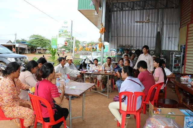 Lyly team meeting farmers at a collection point in Preah Vihear